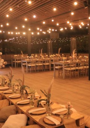 4_Decoración moderna y aérea para una celebración de 15 años (1)