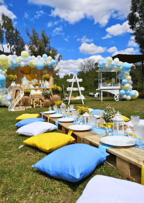 7_Adornos para resaltar la mesa de invitados en fiestas infantiles-min